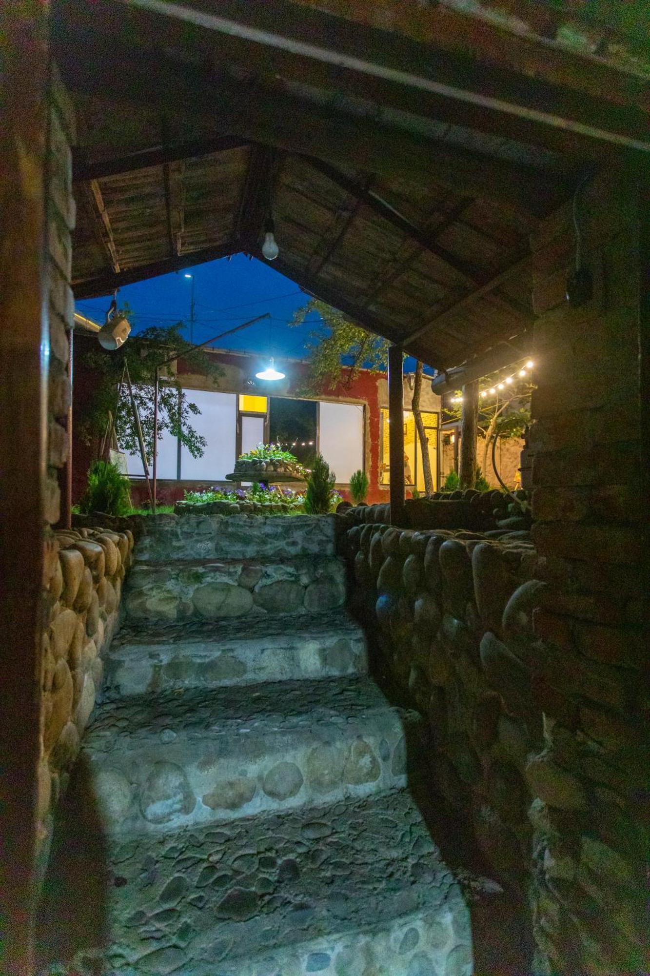 Book Hotel Kutaisi Ngoại thất bức ảnh