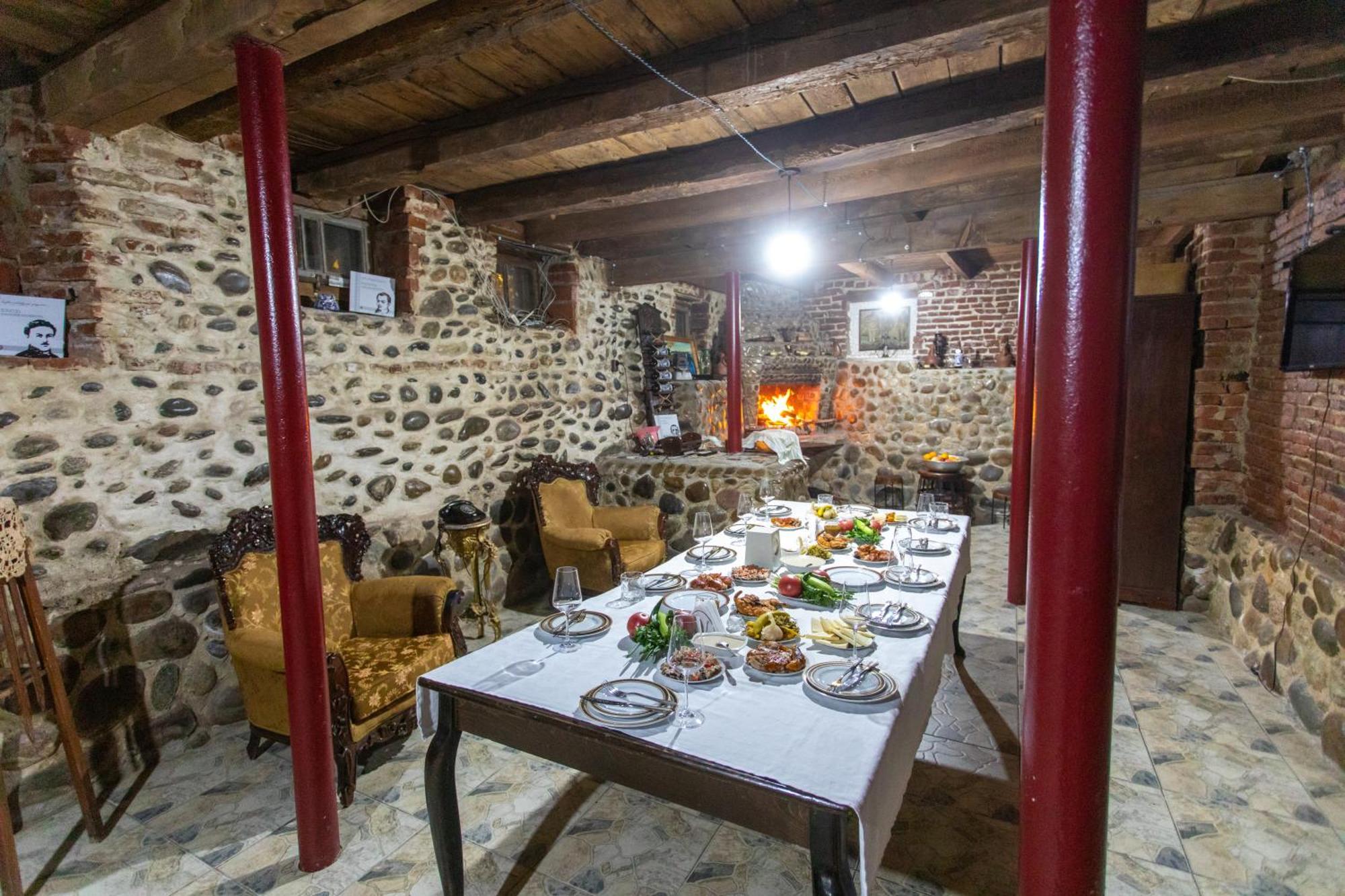 Book Hotel Kutaisi Ngoại thất bức ảnh