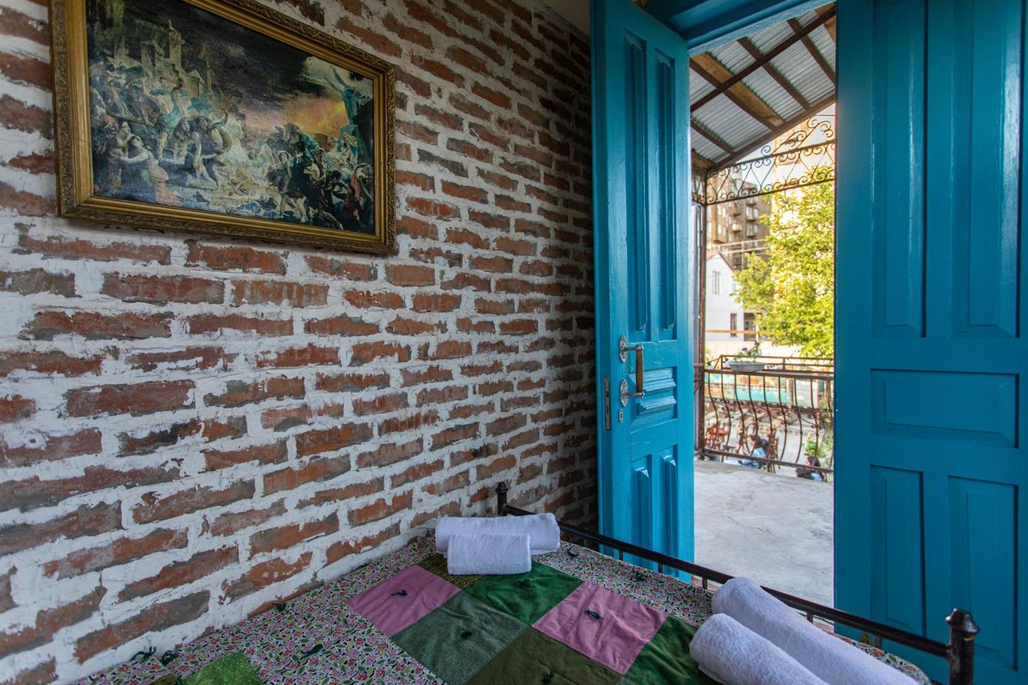Book Hotel Kutaisi Ngoại thất bức ảnh