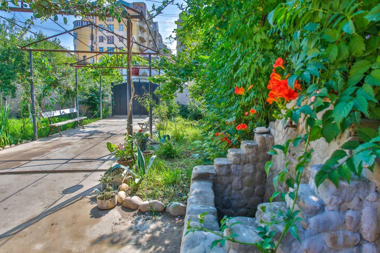 Book Hotel Kutaisi Ngoại thất bức ảnh